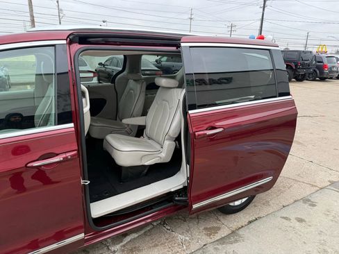 Used 2020 Chrysler Pacifica Limited image 23