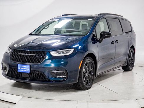 Used 2025 Chrysler Pacifica Limited FWD image 3