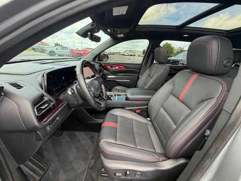 Used 2024 Chevrolet Traverse RS AWD/4WD image 2