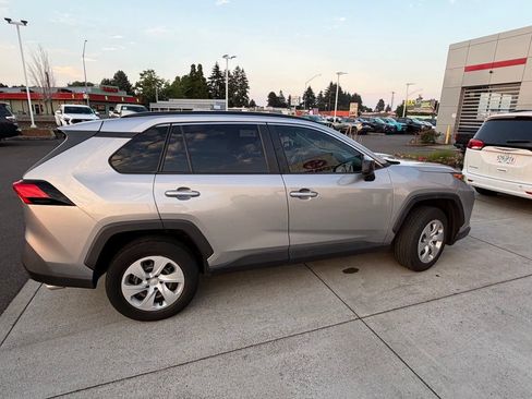 Used 2019 Toyota RAV4 LE FWD image 6