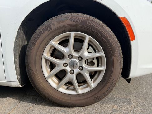 Used 2023 Chrysler Pacifica Touring-L image 6