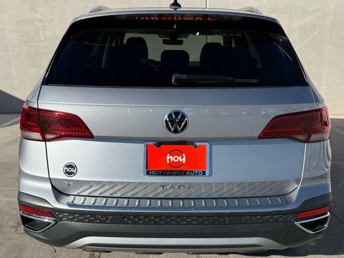 Certified 2024 Volkswagen Taos SE image 4