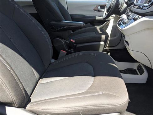 Used 2022 Chrysler Voyager LX FWD image 20