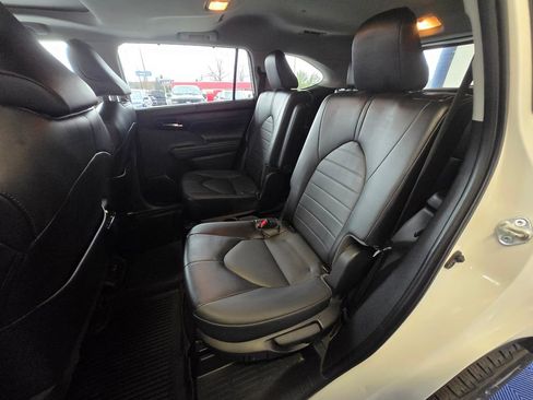 Used 2022 Toyota Highlander XLE image 22