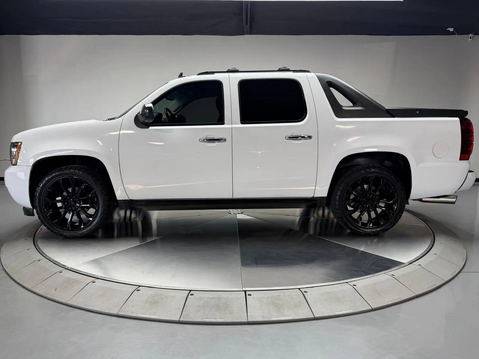 Used 2011 Chevrolet Avalanche LTZ RWD image 4
