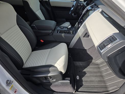 Used 2025 Land Rover Discovery S image 3