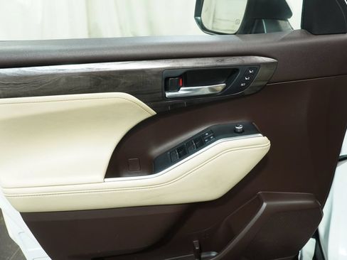 Used 2020 Toyota Highlander Limited AWD/4WD image 25