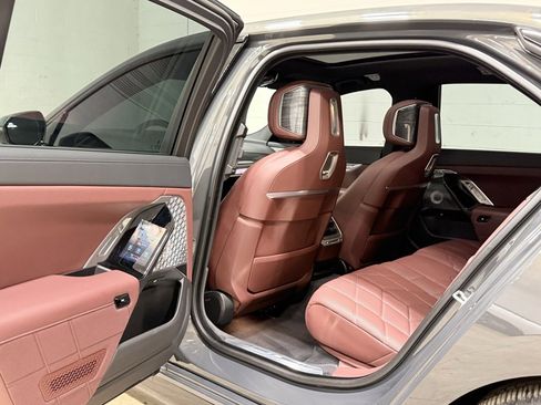 Used 2024 BMW i7 xDrive60 image 40