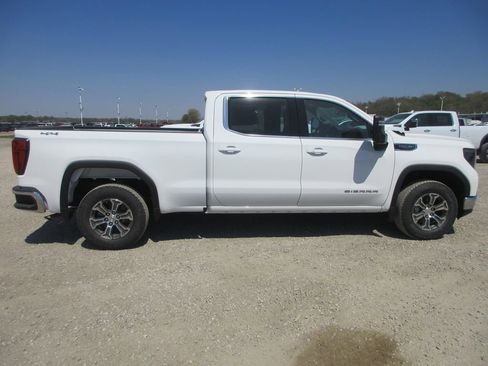 New 2026 GMC Sierra 1500 SLE image 3