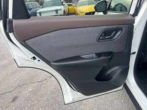 Used 2023 Nissan Rogue S image 24