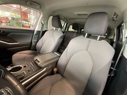 Used 2021 Toyota Highlander LE AWD/4WD image 9