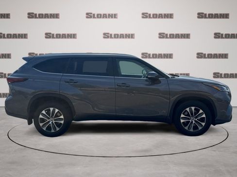 Used 2024 Toyota Highlander XLE AWD/4WD image 6