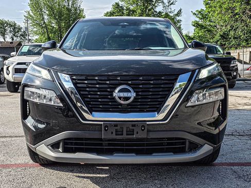 Used 2023 Nissan Rogue SV image 2