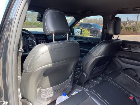 Used 2023 Jeep Grand Cherokee Altitude image 8