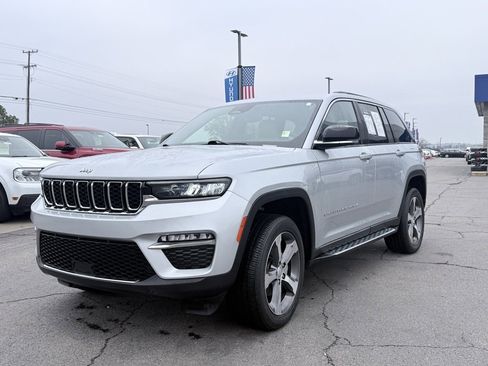Used 2024 Jeep Grand Cherokee Limited image 3
