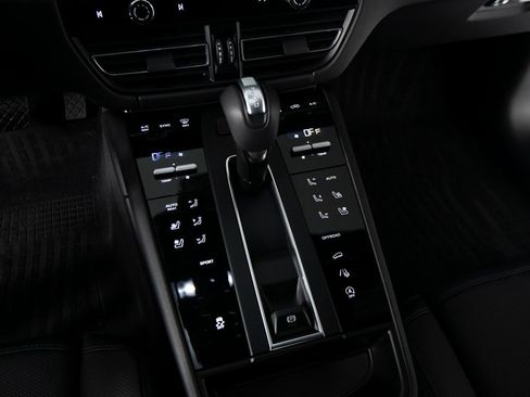 Certified 2025 Porsche Macan image 26