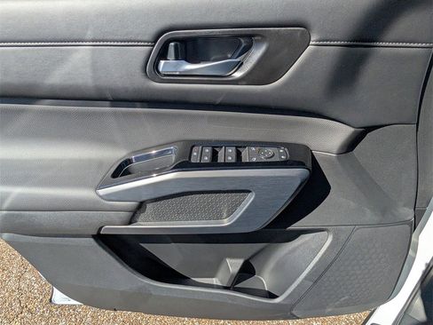 New 2025 Nissan Pathfinder SL image 14