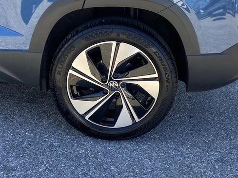 Used 2025 Volkswagen Taos SE w/ Panoramic Sunroof Package image 12