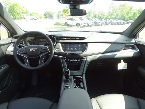 New 2025 Cadillac XT5 Luxury image 25