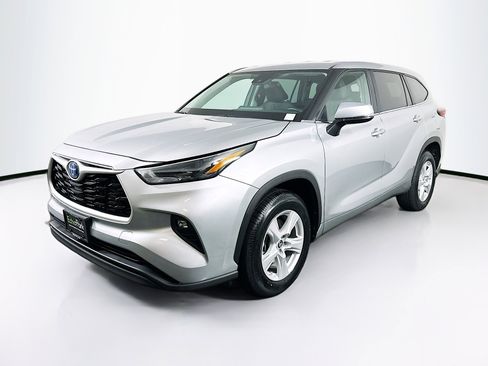 Used 2023 Toyota Highlander LE image 3