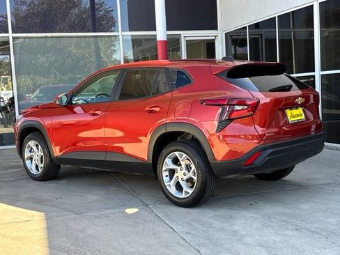 Used 2024 Chevrolet Trax LS w/ LS Convenience Package FWD image 6