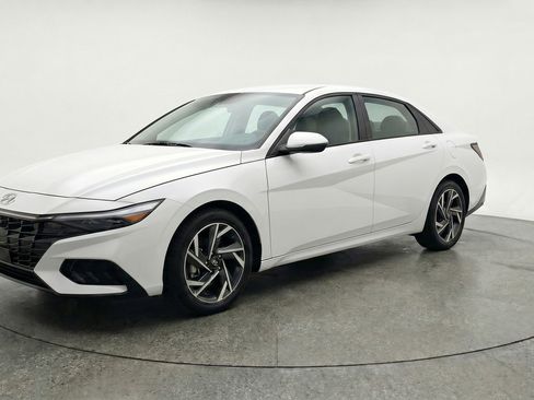 Used 2025 Hyundai Elantra Limited FWD image 3