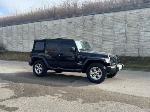 Used 2013 Jeep Wrangler Unlimited Sahara w/ Dual Top Group AWD/4WD image 7