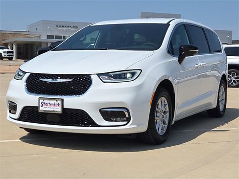 New 2026 Chrysler Pacifica Select image 3
