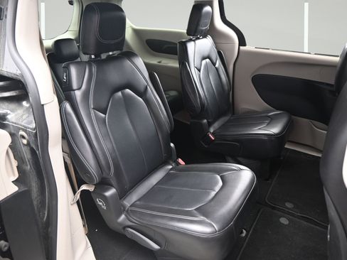 Used 2023 Chrysler Pacifica Touring-L FWD image 15