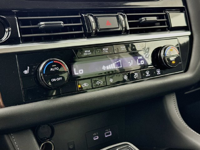 Used 2025 Nissan Pathfinder SL AWD/4WD image 16