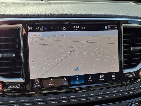 Used 2024 Chrysler Pacifica Select image 27