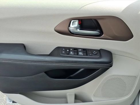 Used 2023 Chrysler Voyager LX FWD image 8