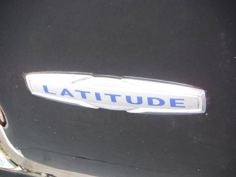 Used 2019 Jeep Cherokee Latitude Plus w/ Cold Weather Group AWD/4WD image 9