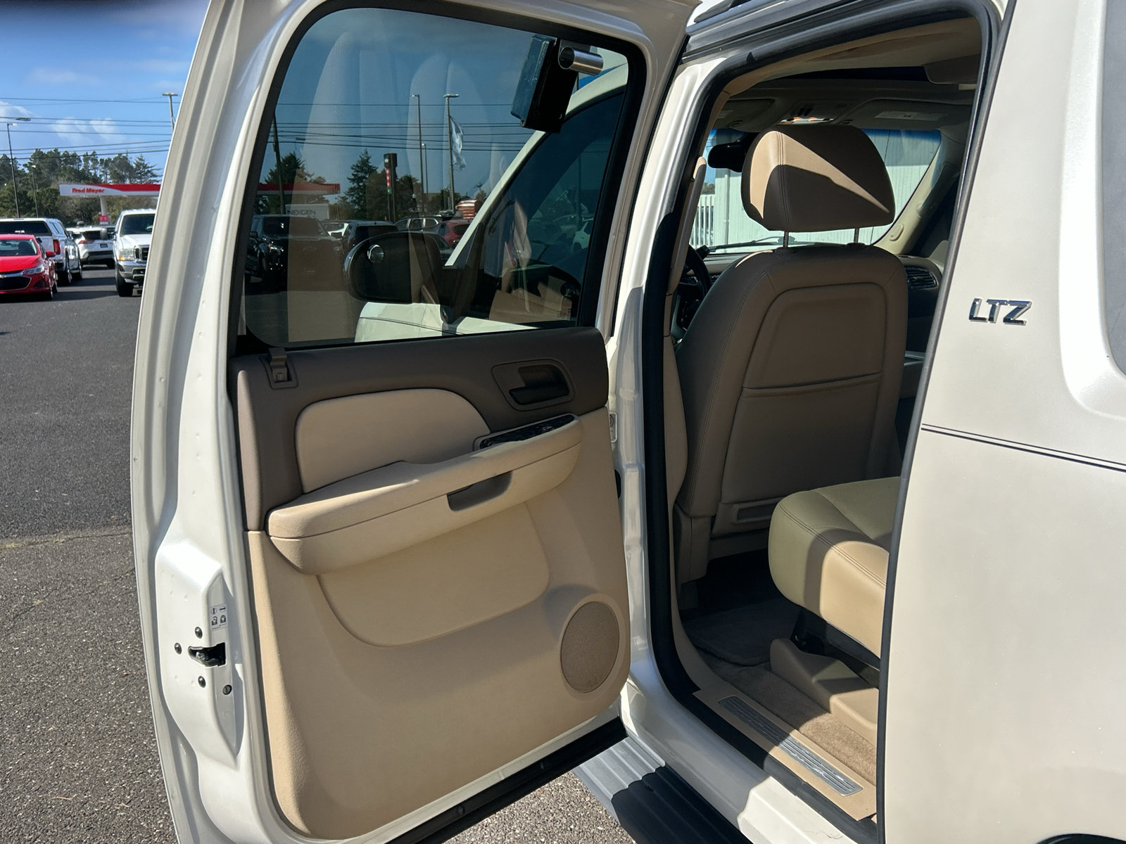 Used 2009 Chevrolet Avalanche LTZ AWD/4WD image 25