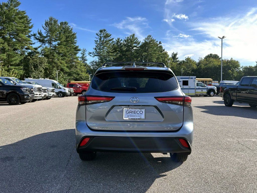 Used 2022 Toyota Highlander XLE AWD/4WD image 4