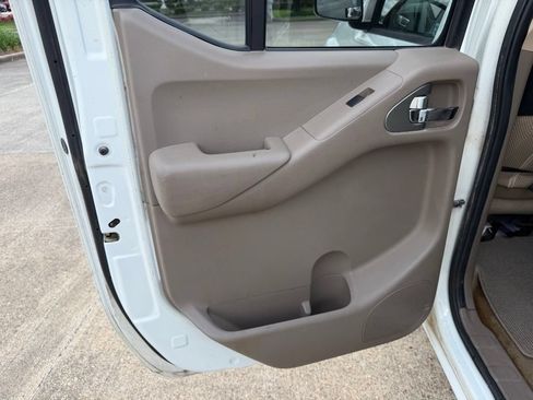 Used 2014 Nissan Frontier SV w/ SV Value Truck Package RWD image 13