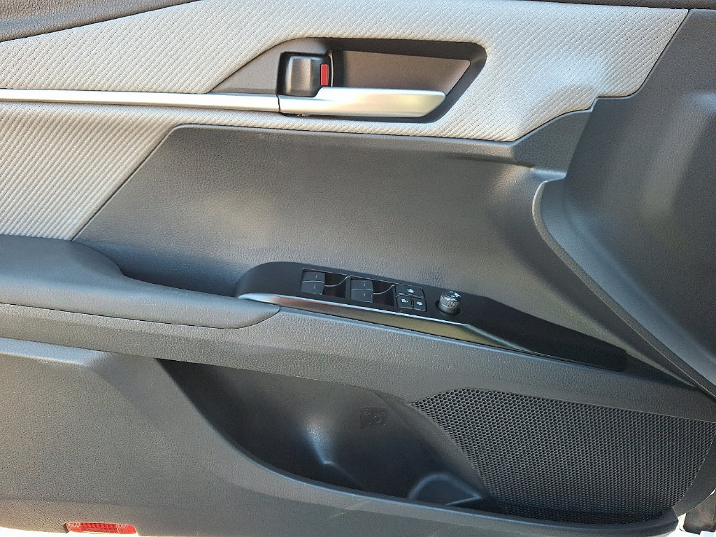 Used 2025 Toyota Camry SE FWD image 13