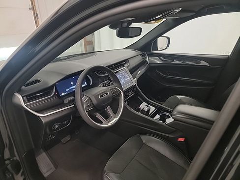 Used 2023 Jeep Grand Cherokee Altitude image 13