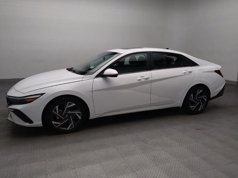 Used 2025 Hyundai Elantra SEL FWD image 2