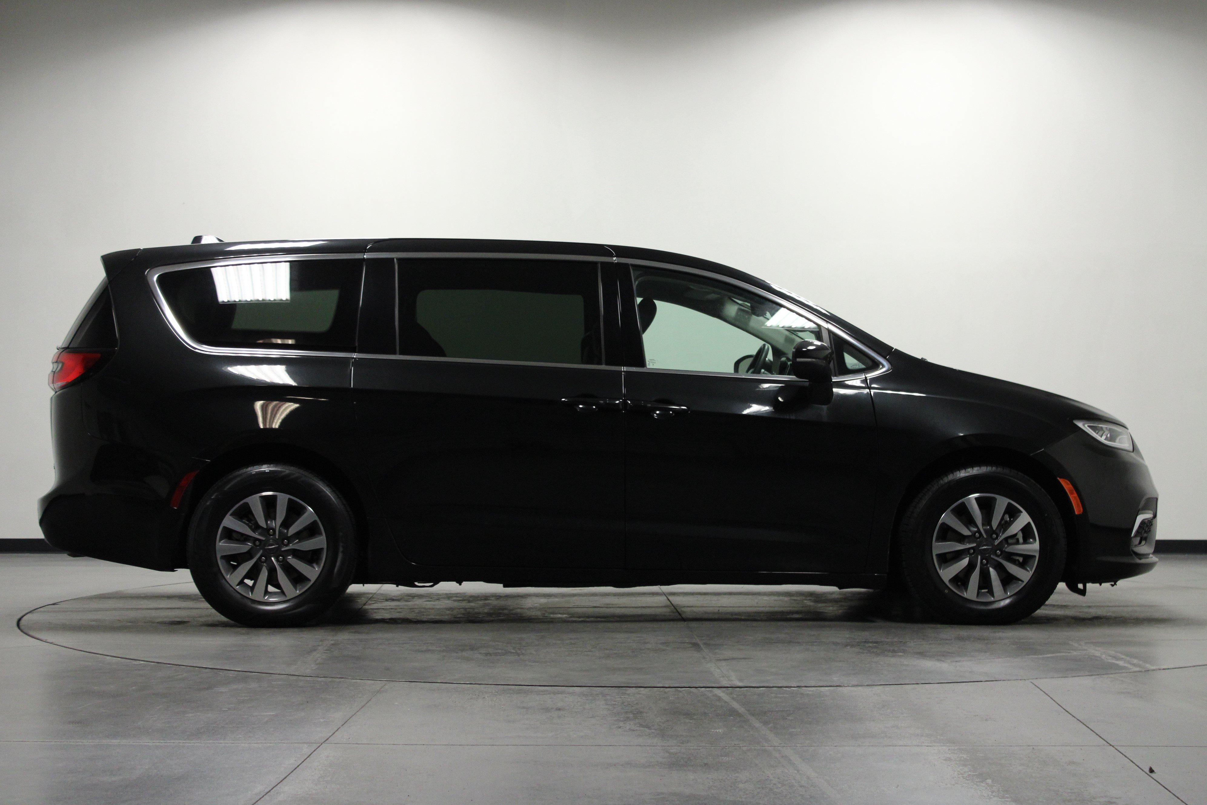 Used 2023 Chrysler Pacifica Touring-L FWD image 3