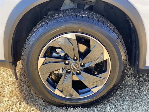 Used 2024 Nissan Rogue SV image 13