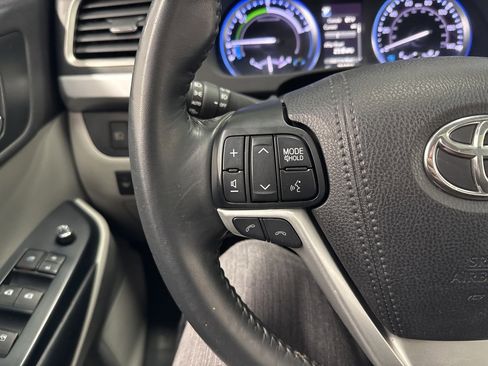 Used 2019 Toyota Highlander XLE image 21