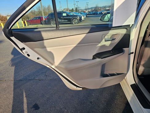 Used 2016 Toyota Camry Hybrid image 20