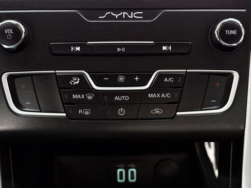 Used 2020 Ford Fusion SE image 39