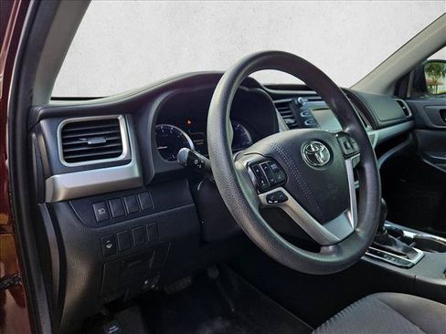 Used 2019 Toyota Highlander LE FWD image 9