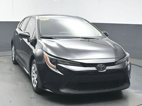 Used 2022 Toyota Corolla LE image 2