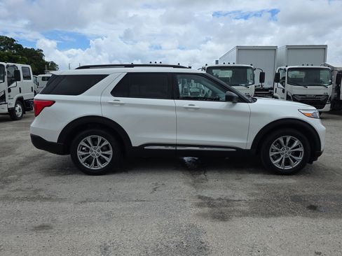 Used 2023 Ford Explorer XLT w/ Equipment Group 202A image 8