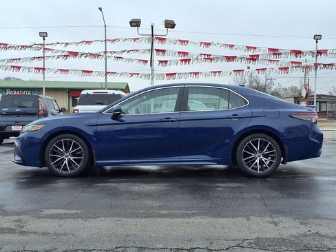 Used 2023 Toyota Camry SE w/ Cold Weather Package image 17