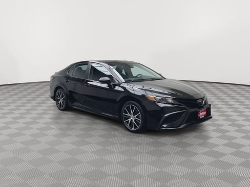 Used 2021 Toyota Camry SE w/ Convenience Package FWD image 27