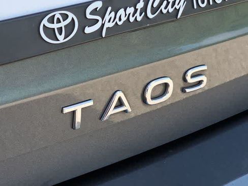 Used 2024 Volkswagen Taos SE FWD image 11